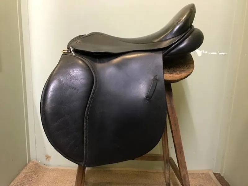 GP2632 Saddlers Bench GP 17 XXXW Black