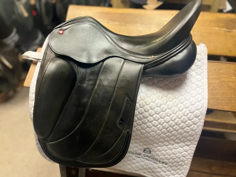 DR3657 Albion Fabrento Dressage Saddle 17.5inch Medium/Wide Black