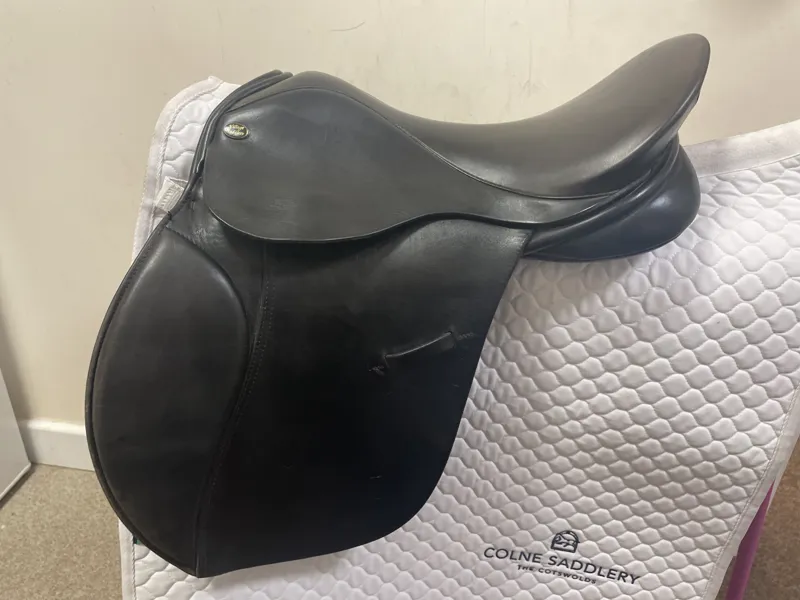 GP3126 Village Saddlery GP 16.5 Medium Wide Black