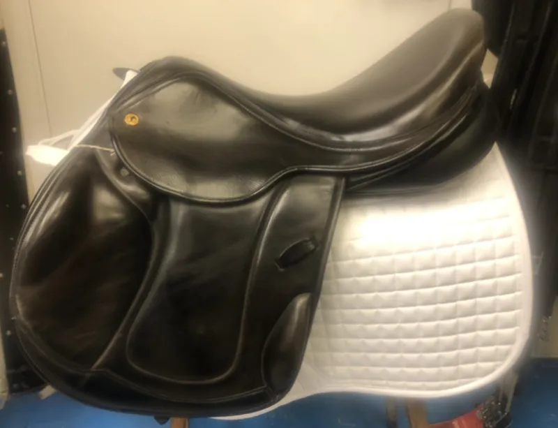 JP3591- Excelle Jump Saddle 17.5inch Medium/Wide - Black