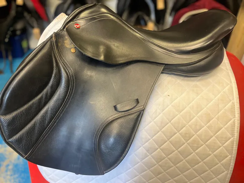 JP3811 Albion K2 Jump Saddle 17.5inch Narrow/Medium Adjustable - Black