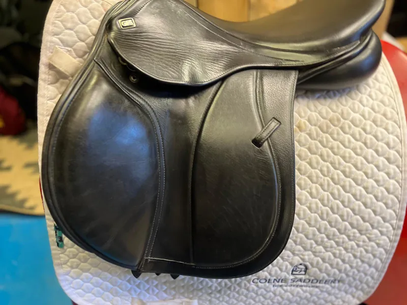 JP4063 - Monarch Jump Saddle 16.5inch - Black
