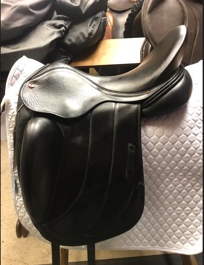 DR3742 Albion Fabrento Dressage Saddle 17.5inch Medium/Wide Black