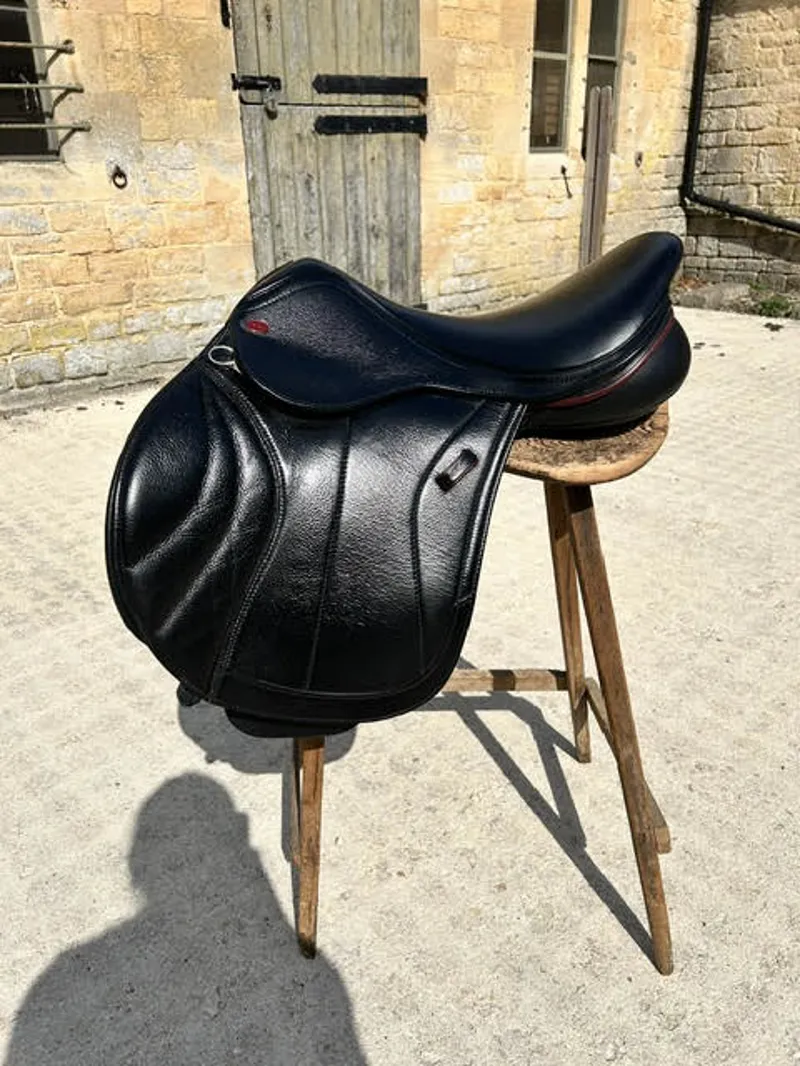 JP4032 Kent and Masters 17.5inch Dual Flap Competition Jump Saddle - Black