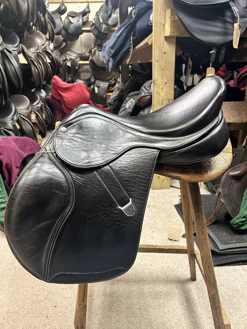 JP4059 Bates Advanta Jump Saddle 16inch - Black