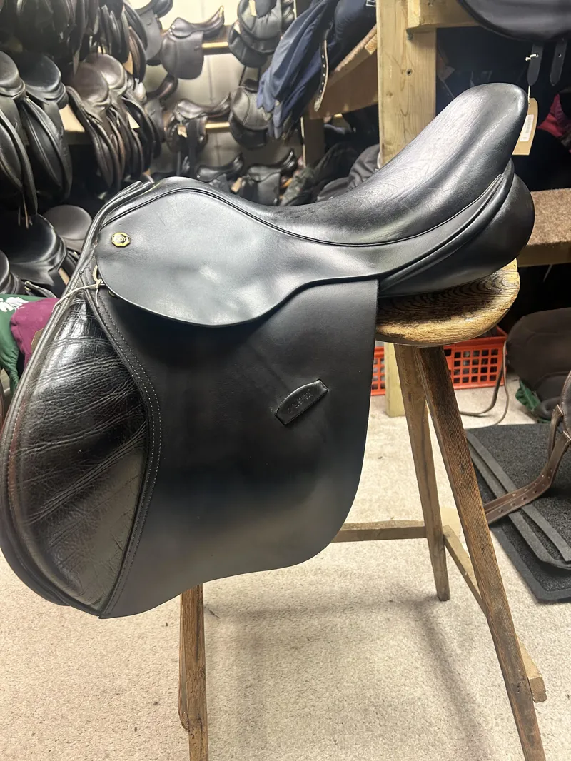 JP4080 WRS Dual Flap Jump Saddle 17inch Wide - Black