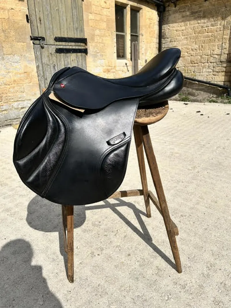 JP3796 Albion K2 Jump Saddle 17.5inch Narrow/Medium - Black